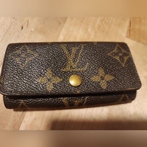 Authentic Louis Vuitton 4 Key Case 🔑